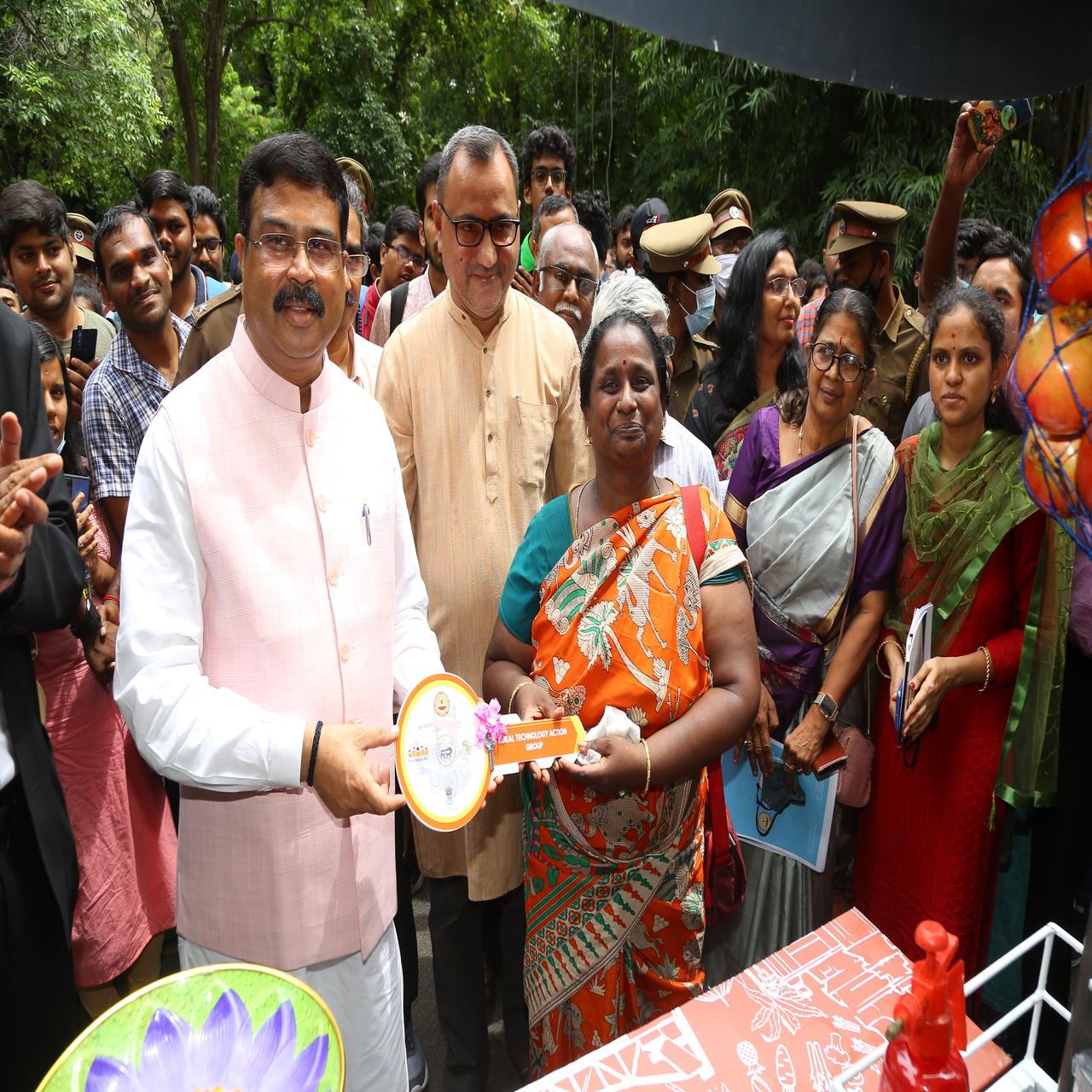 You are currently viewing Launch of 3 wheel vending cart by Union Education Minister Shri. Dharmendra Pradhan